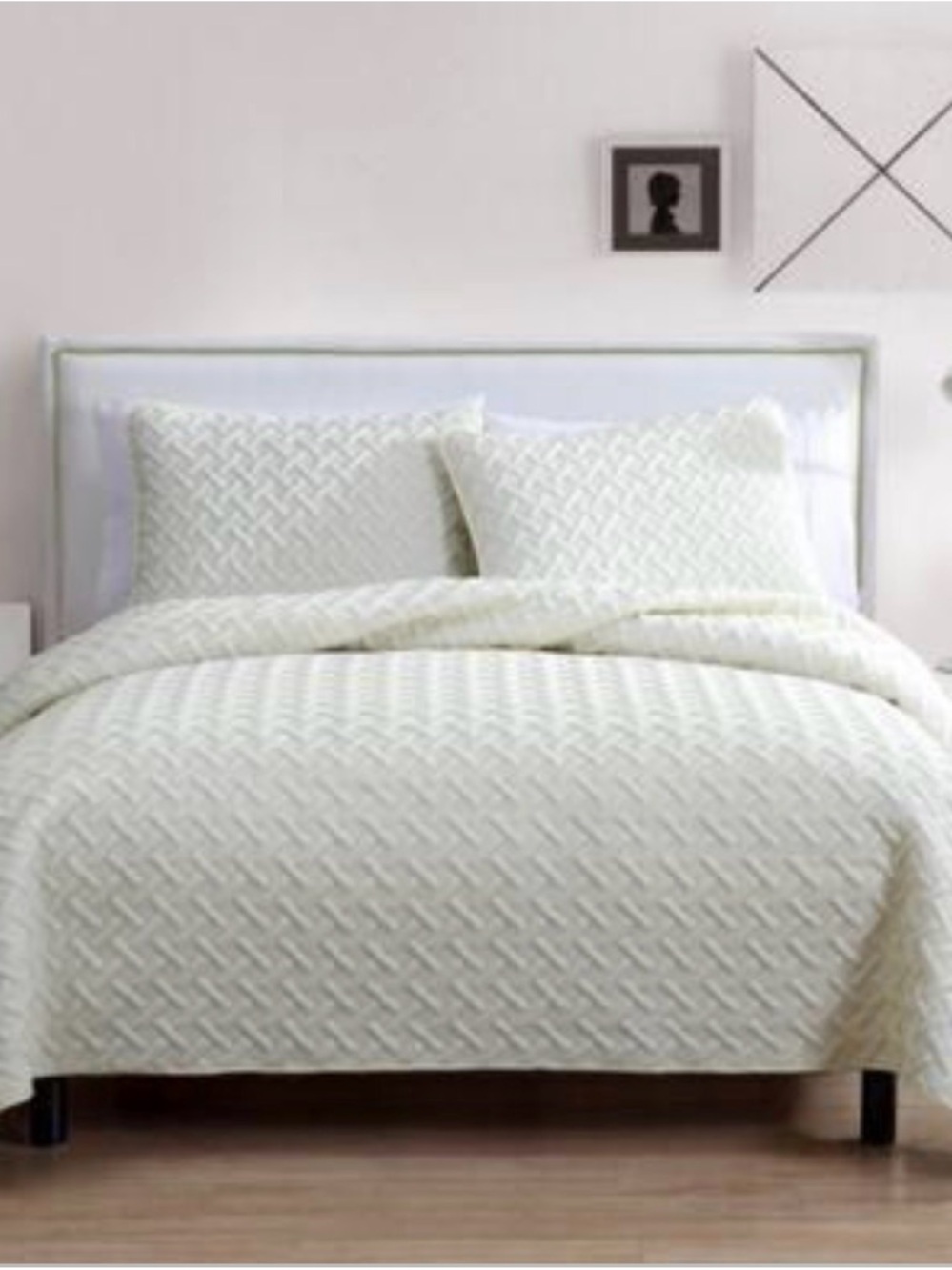 VCNY Quilt 3 piece King Set. 1 Quilt and 2 Shams Retail $110